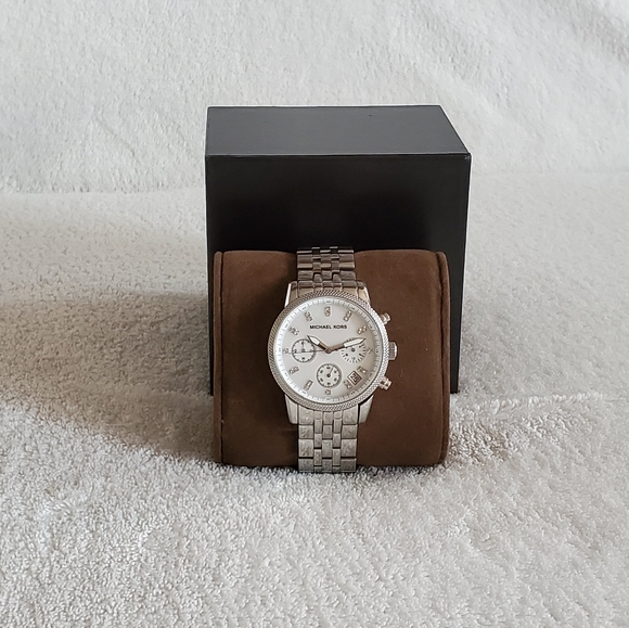 Michael Kors Silver Watch - Picture 2 of 4